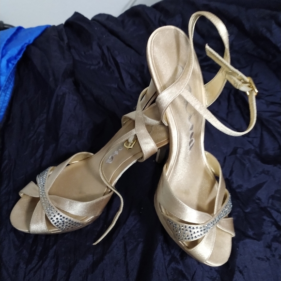 Size 8 Gold heels by Mina - Picture 1 of 6